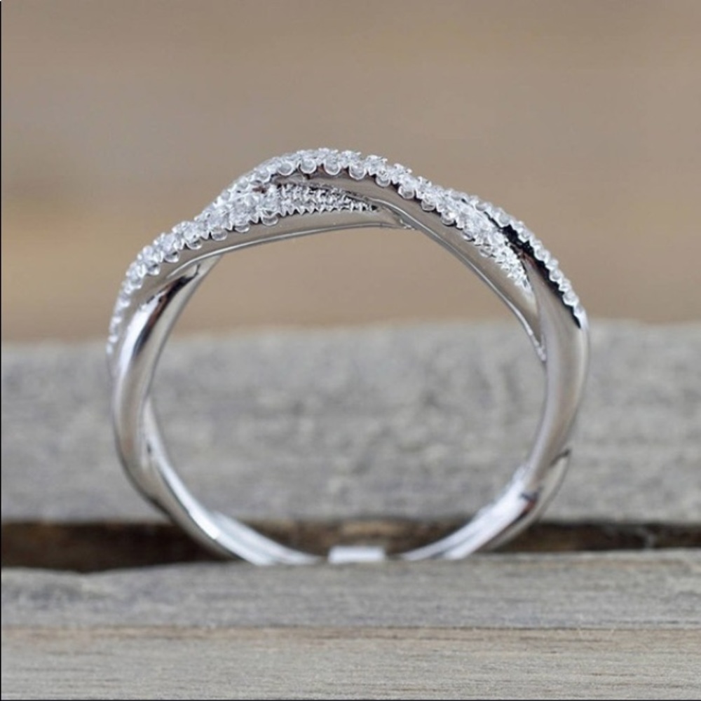 !🌹14K White Gold Infinity Twist Band🌹 - Picture 8 of 8